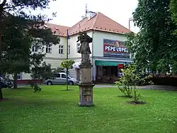 Chomutov, Chelčického 255, socha sv. Jana Nepomuckého.jpg