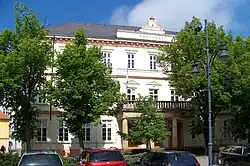 Chomutov, Husovo náměstí 104, škola.jpg