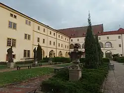 Chomutov, jezuitská kolej, sochy (1).JPG