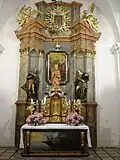 Interiér kostela sv. Vavřince - boční oltář