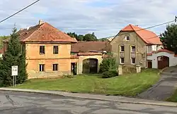 bývalý statek na jihovýchodě vesnice