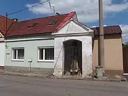 Choryně, výklenková kaplička.jpg