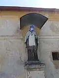 Socha svatého Jana Nepomuckého ve výklenku stěny kostela