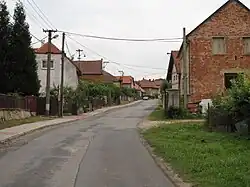 Centrum obce lemuje silnici