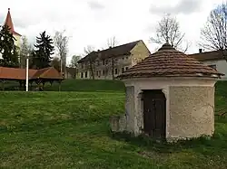 Chotěšov, studna na návsi pod kostelem.jpg