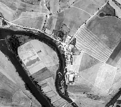 Letecký snímek vesnice z 50. let 20. století