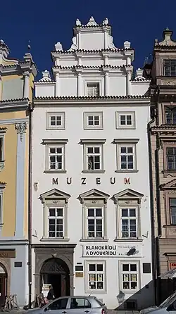 Pohled na průčelí muzejní budovy od náměstí Republiky