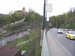 Pohled na Opyš s Pražským hradem, přes Jelení příkop