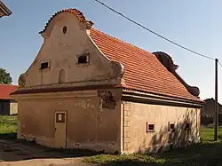 Chotouň (Chrášťany), barokní sýpka.JPG