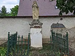 Chotusice - socha Neposkvrněného srdce Panny Marie na severním okraji městečka (stav v srpnu 2023) (1).jpg