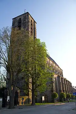 Věž a bok kostela Narození Panny Marie v Turnově