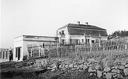 pohled zprava od silnice