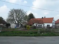 Domy u hlavní silnice