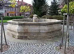 Chrastava, náměstí 1. máje, kašna (01).jpg