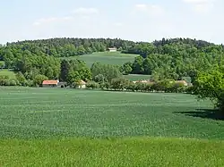 Celkový pohled od severozápadu. Nahoře na konci louky je samota Sychrov, která již patří k Bořené Hoře.