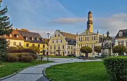 Náměstí 1. máje s radnicí a morovým sloupem