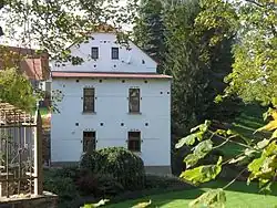 Dům u rybníka (býv. mlýn?)