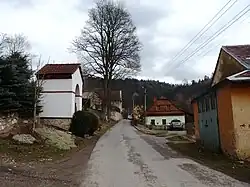 Střed vesnice s kaplí