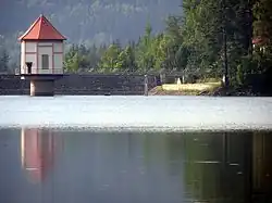 Hráz se sdruženým objektem