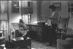 Prezident Lyndon B. Johnson a první dáma Bird Johnson na jejich ranči v obývacím pokoji během Vánoc roku 1963. 25. prosince 1963.