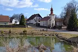 kaple a návesní rybník