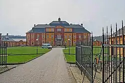 Hlavní průčelí od vstupní brány do areálu (rok 2006)