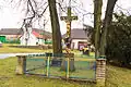 Kříž a kaple na návsi