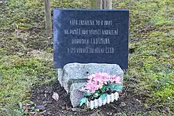 Detail pamětní desky u lípy