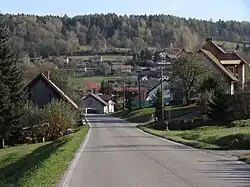 pohled směrem ke středu vsi od západu