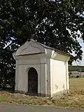 Chudenice, kaplička u křižovatky na Slatinu.jpg