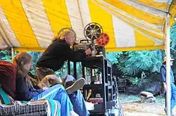 Dlouhá (1,3 s) expozice, inscenovaná fotografie, záběr za soumraku