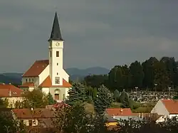 Pohled na obec od jihu – kostel Krista Krále