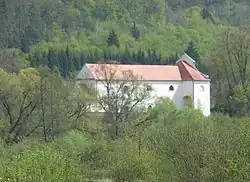 kostel Nanebevzetí Panny Marie nedaleko hradu