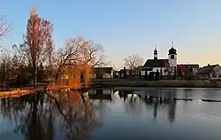 Gotický kostel sv. Jana Evangelisty na návsi