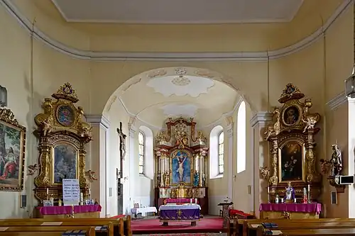 Pohled z lodi do kněžiště