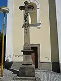 kříž před kostelem