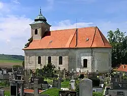 Kostel svatého Jakuba Většího jihozápadně od vesnice