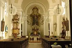 Interiér farního kostela sv. Antonína, opata v Novém Hradci Králové.