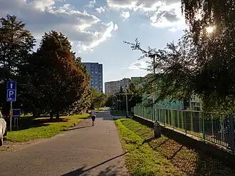 Pohled jihozápadním směrem, vpravo školní areál