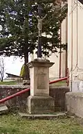 Kříž u kostela