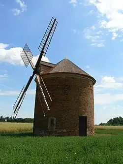 větrný mlýn nad obcí