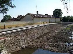 severní budova bývalého mlýna a rybník