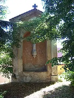 Chvaly, Stoliňská, výklenková kaple.jpg
