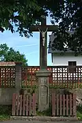 Kříž před kostelem
