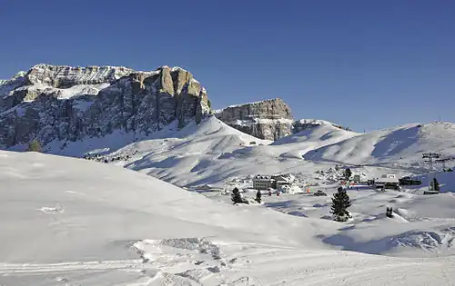 zimní pohled od Sellajoch Schutzhütte