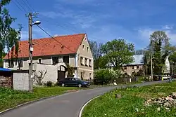 Usedlosti v severní části vesnice