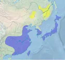 Rozšíření čápa východního ve východní Asii (ve žluté oblasti hnízdí, v modré nikoli)