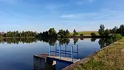 Pohled na Cihlářský rybník z jeho hráze.