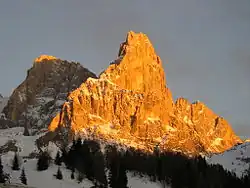 večerní pohled na Cimon della Pala v popředí