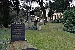 Pohled na areál hřbitova, v pozadí Jesenákovská hrobka, v popředí náhrobek publicisty Jána Pravdoľuba Belly